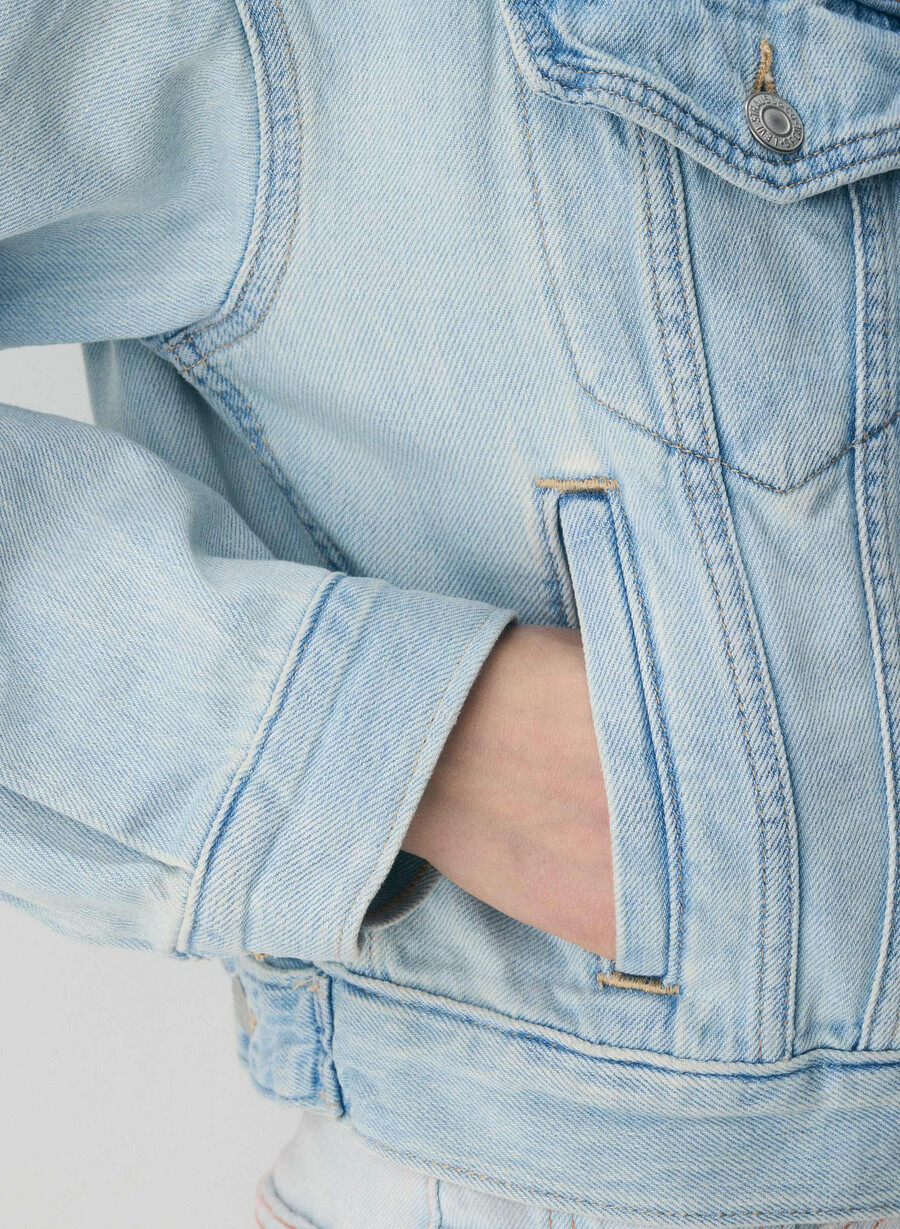 levis shrunken 90s trucker jacket luxury trip