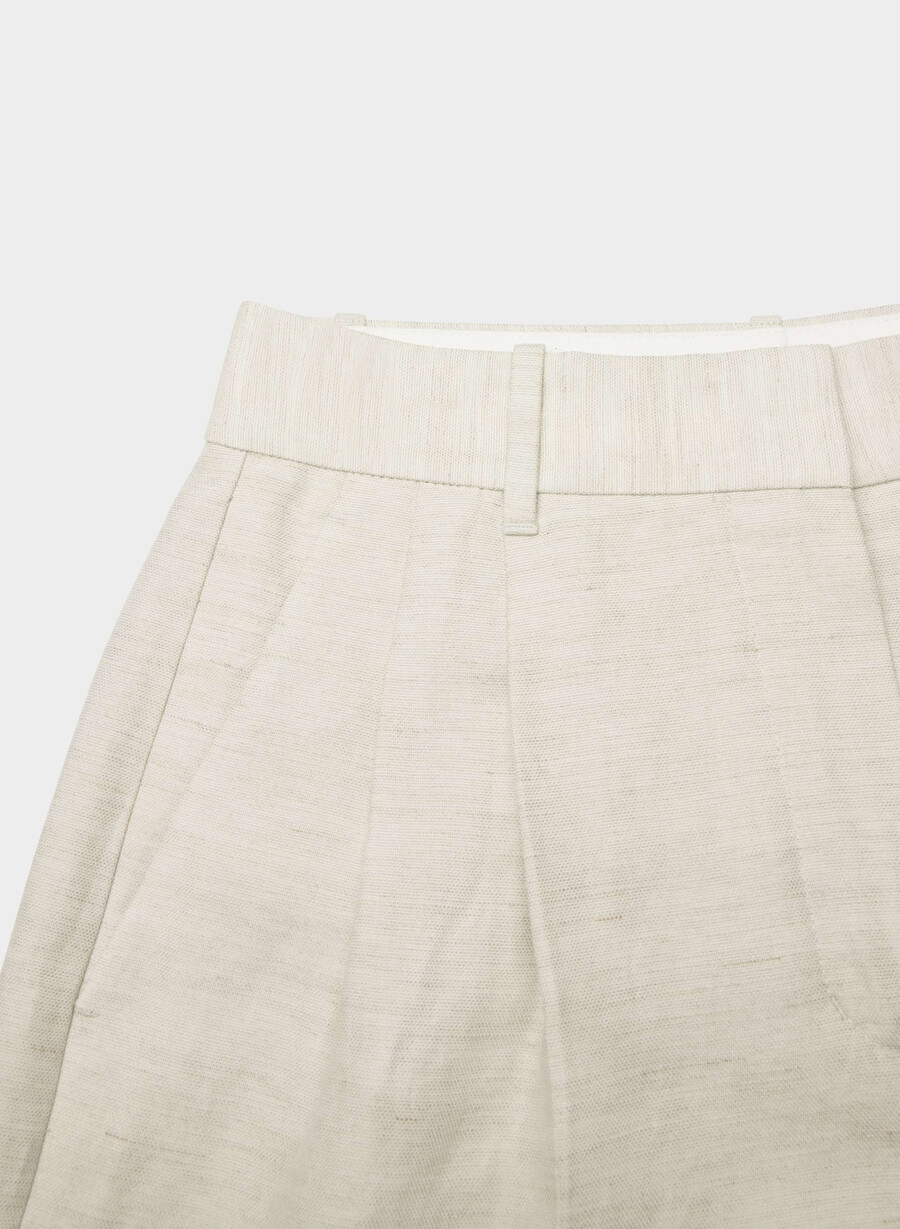 die mühelose short curve-fit mid-thigh natural ecru