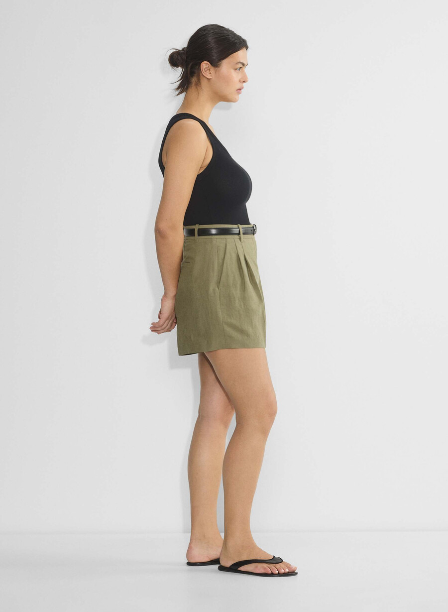 die mühelose short curve-fit mid-thigh sundried olive