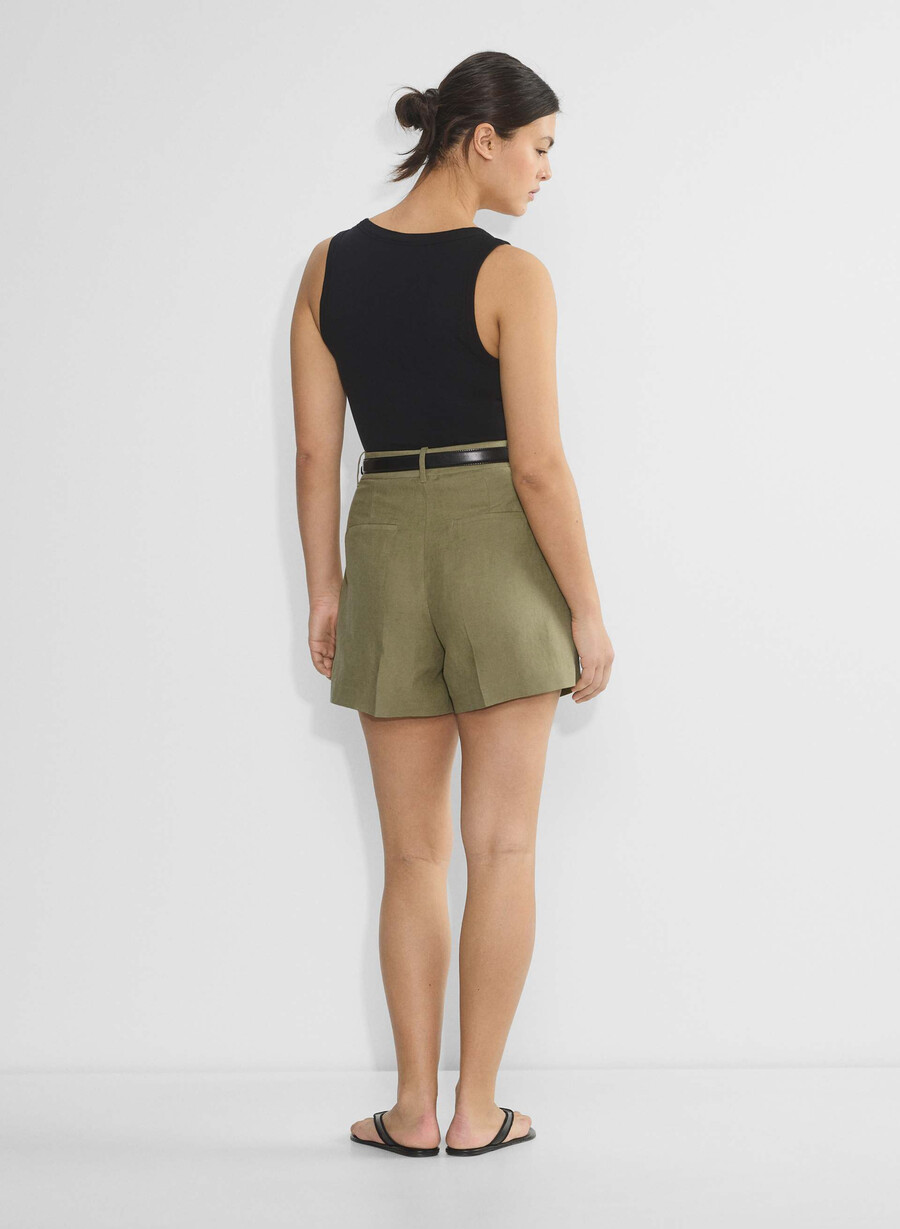 die mühelose short curve-fit mid-thigh sundried olive
