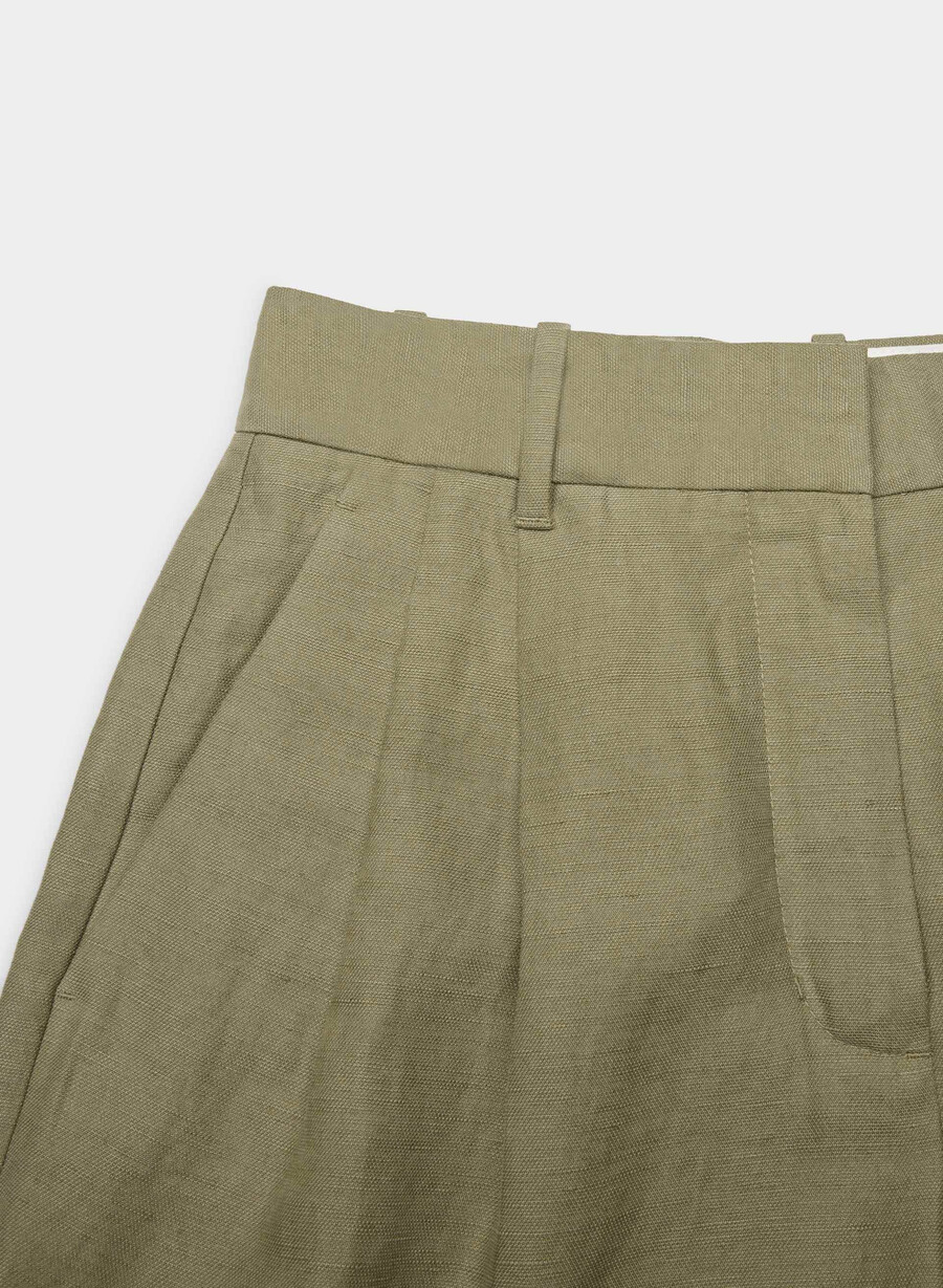 die mühelose short curve-fit mid-thigh sundried olive