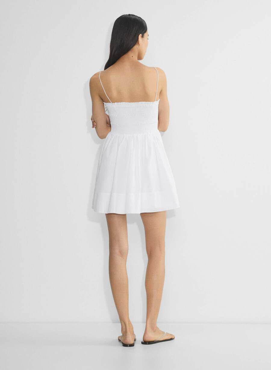 pfirsichfarbenes popeline-kleid strahlend weiß