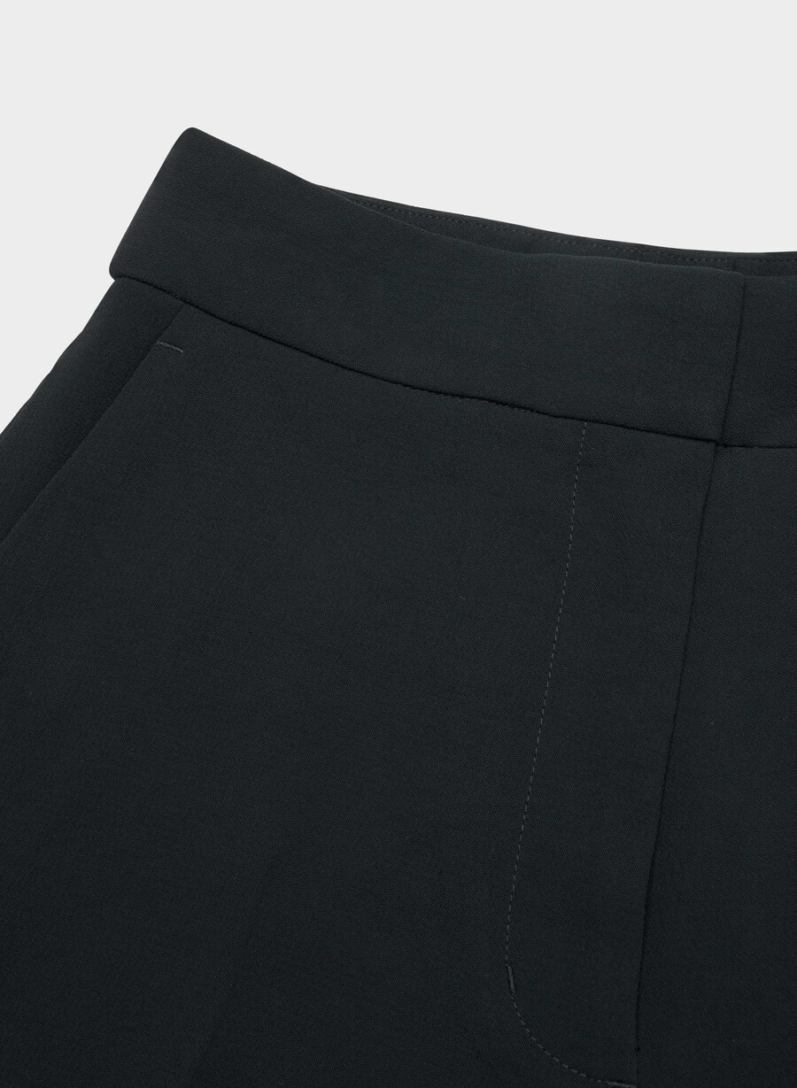 limitless short curve-fit mini - crepette schwarz