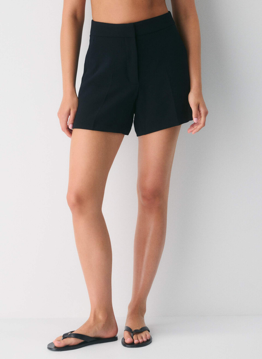 limitless short curve-fit mid-thigh - crepette schwarz
