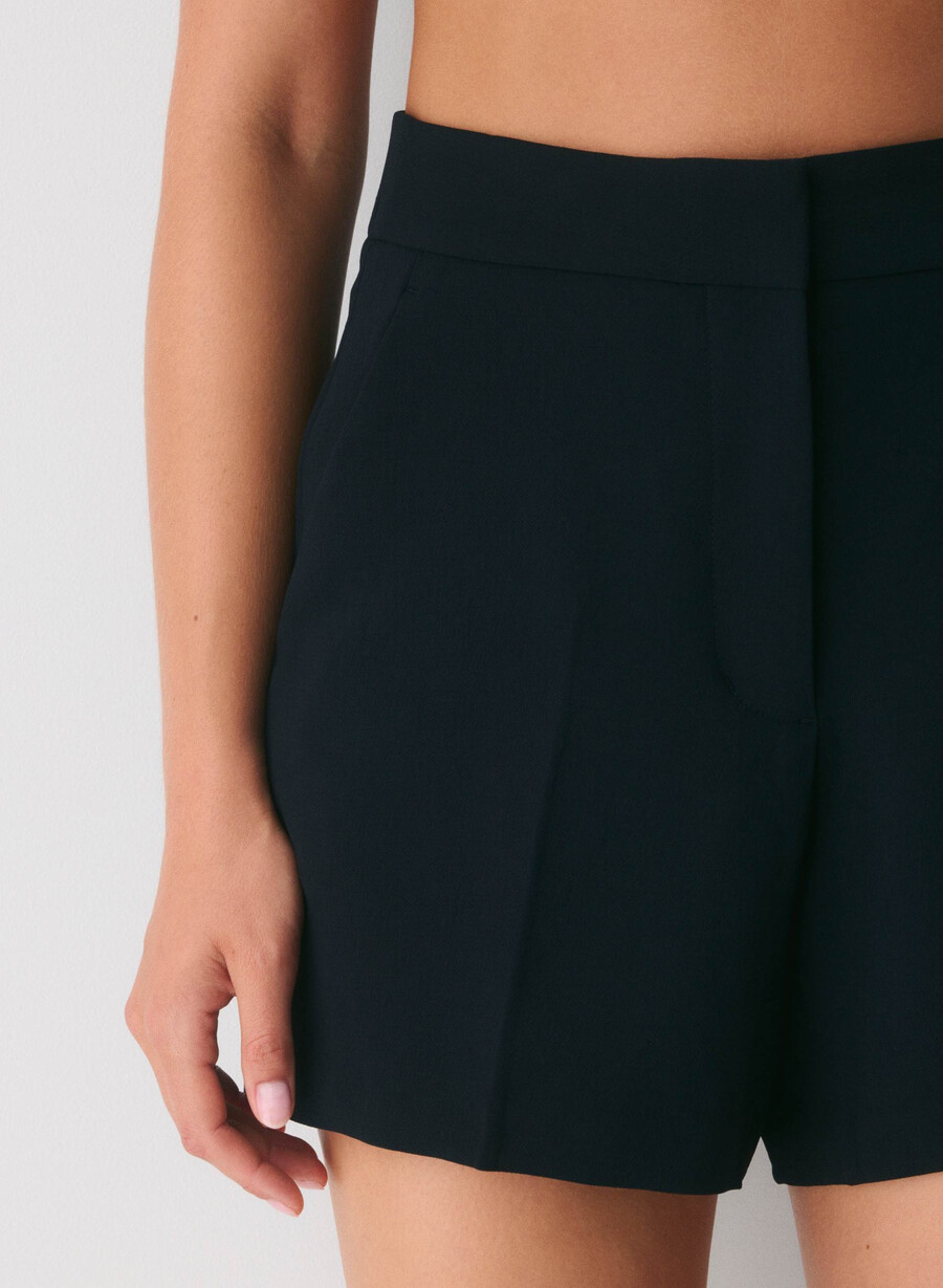 limitless short curve-fit mid-thigh - crepette schwarz