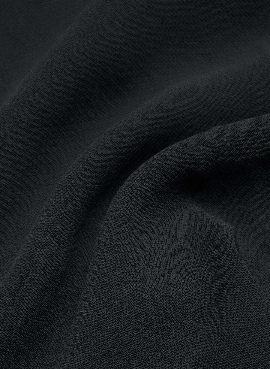 limitless short curve-fit mid-thigh - crepette schwarz