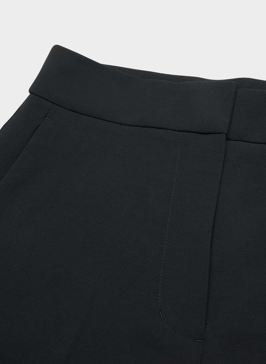 limitless short curve-fit mid-thigh - crepette schwarz