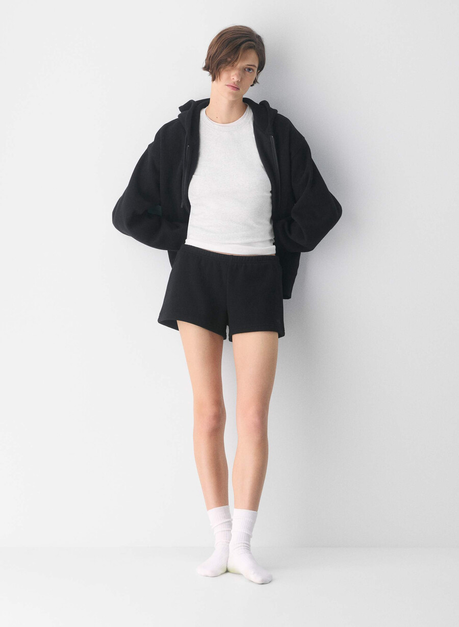 kuschelige boyfriend-mini-shorts aus sweatfleece mit niedrigem bund schwarz