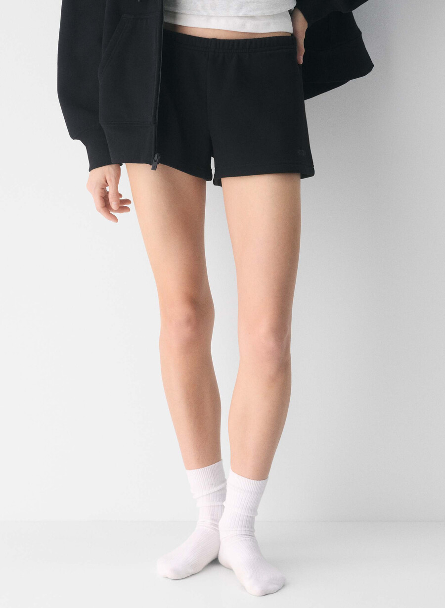 kuschelige boyfriend-mini-shorts aus sweatfleece mit niedrigem bund schwarz