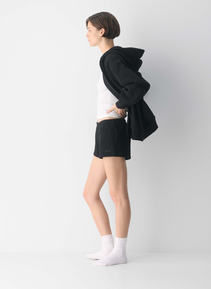 kuschelige boyfriend-mini-shorts aus sweatfleece mit niedrigem bund schwarz