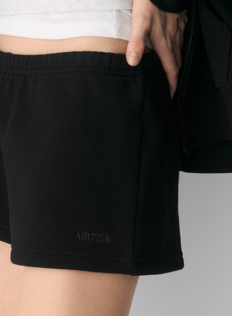 kuschelige boyfriend-mini-shorts aus sweatfleece mit niedrigem bund schwarz