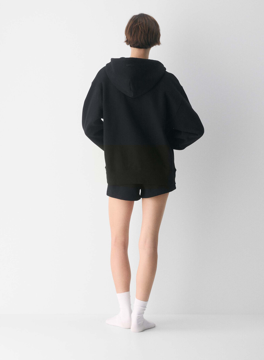 kuschelige boyfriend-mini-shorts aus sweatfleece mit niedrigem bund schwarz
