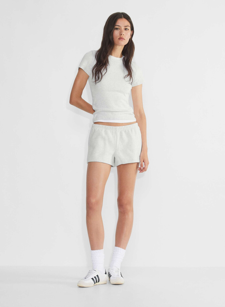 kuschelige boyfriend-mini-shorts aus sweatfleece mit niedrigem bund heather cloud white