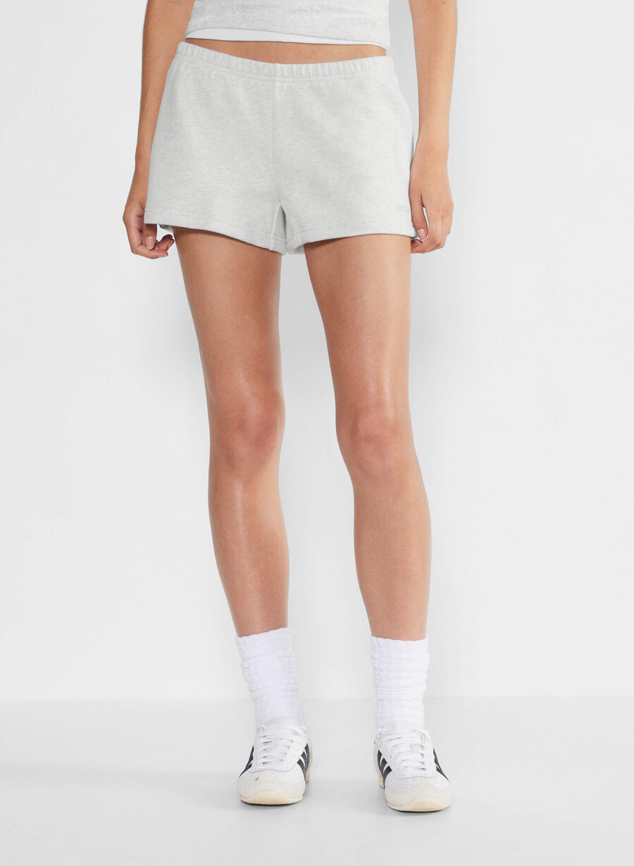 kuschelige boyfriend-mini-shorts aus sweatfleece mit niedrigem bund heather cloud white