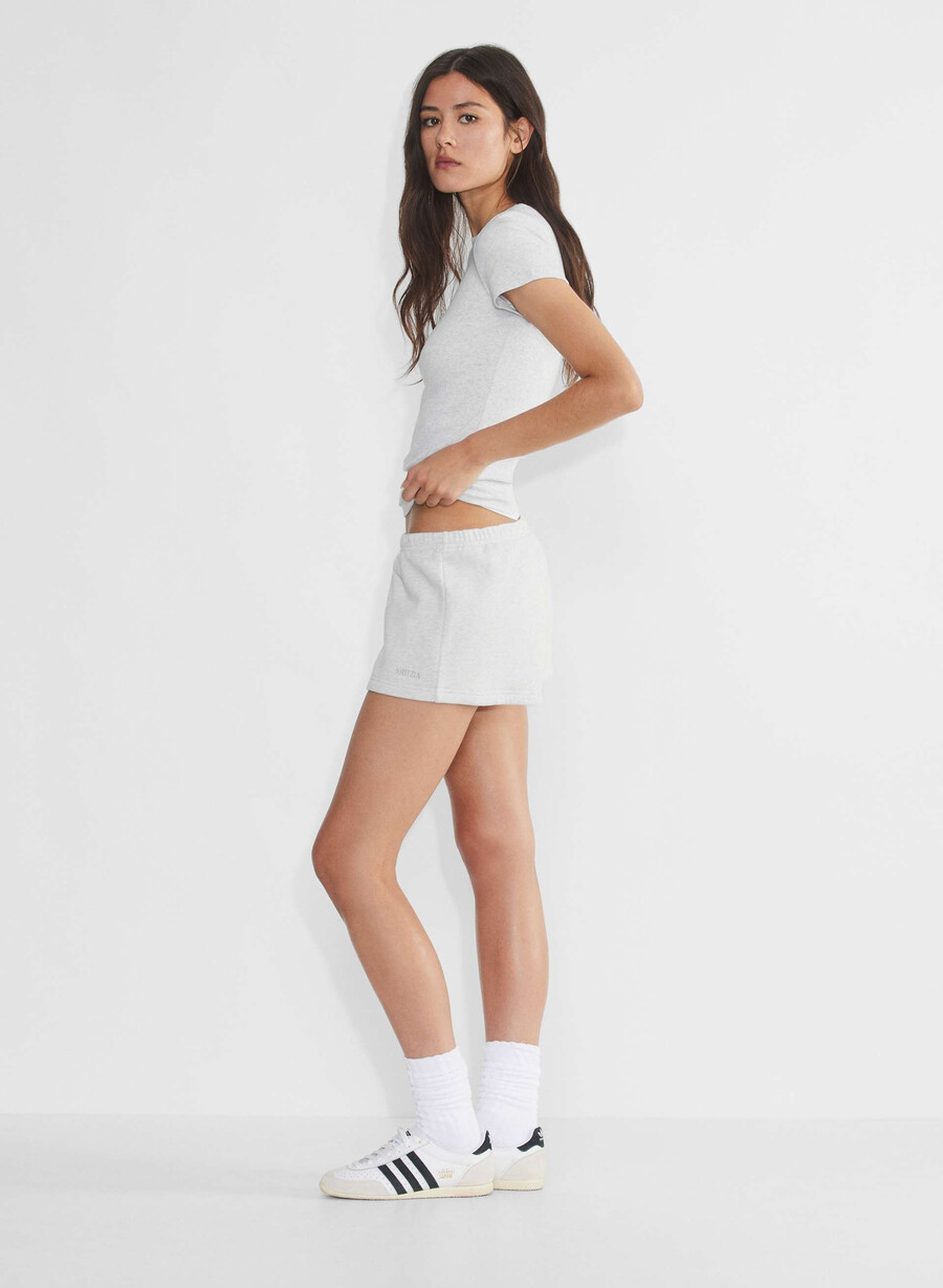 kuschelige boyfriend-mini-shorts aus sweatfleece mit niedrigem bund heather cloud white