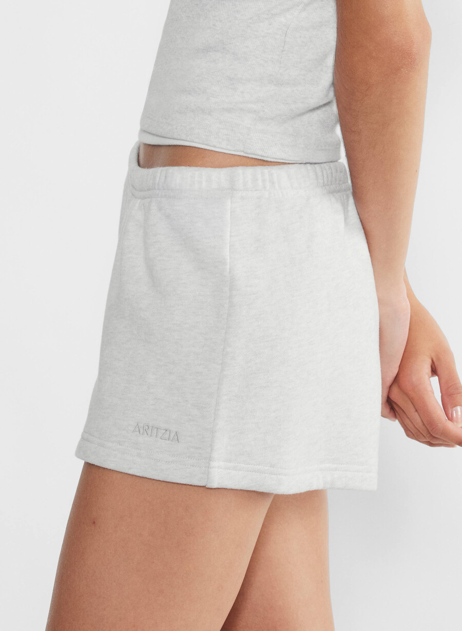 kuschelige boyfriend-mini-shorts aus sweatfleece mit niedrigem bund heather cloud white