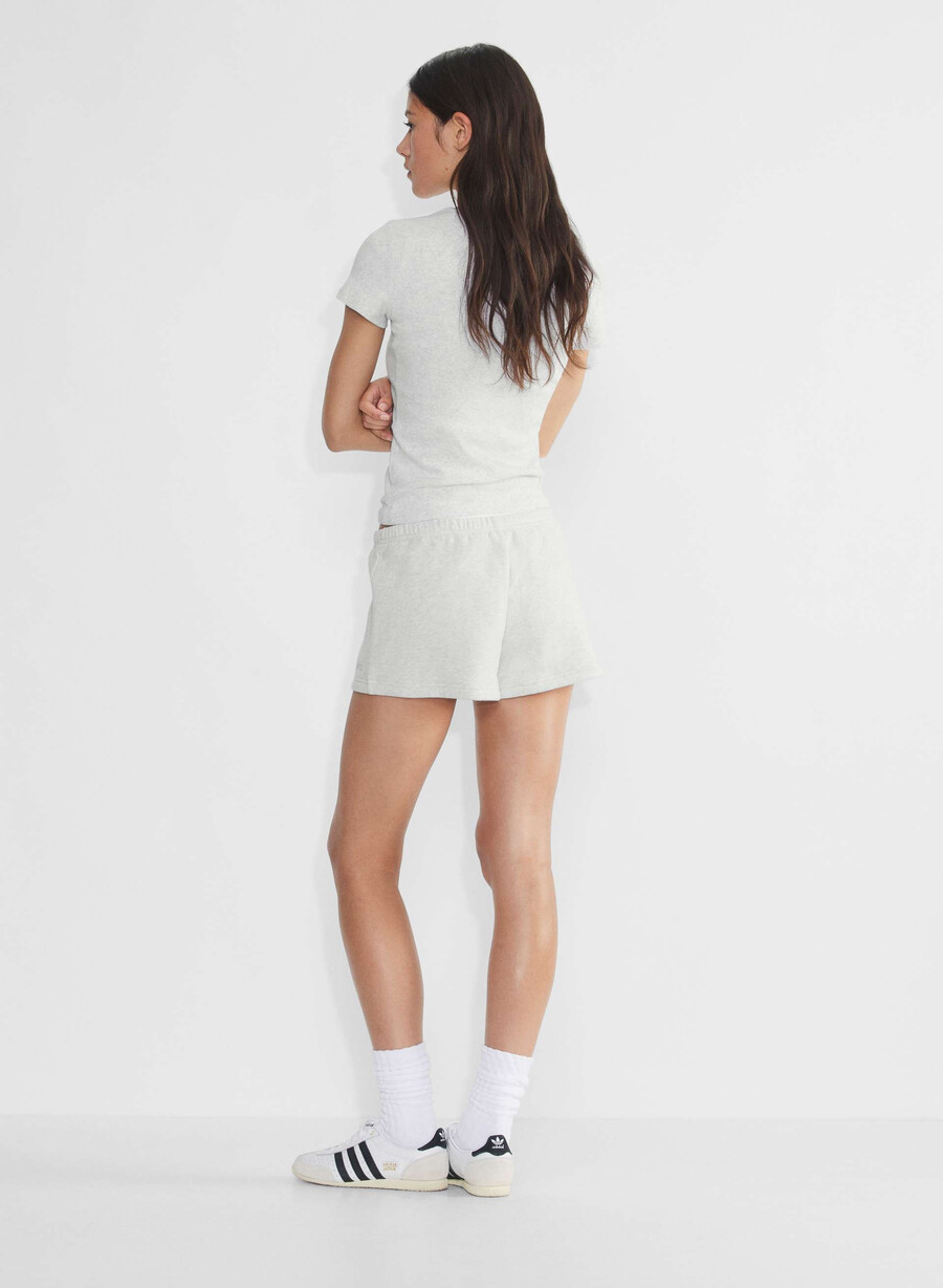 kuschelige boyfriend-mini-shorts aus sweatfleece mit niedrigem bund heather cloud white