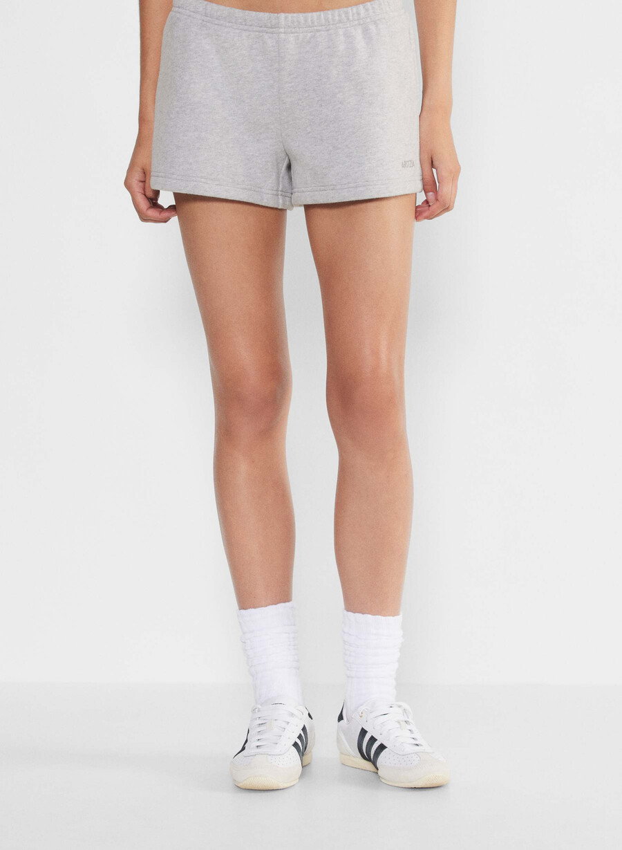 kuschelige boyfriend-mini-shorts aus sweatfleece mit niedrigem bund heather chrome