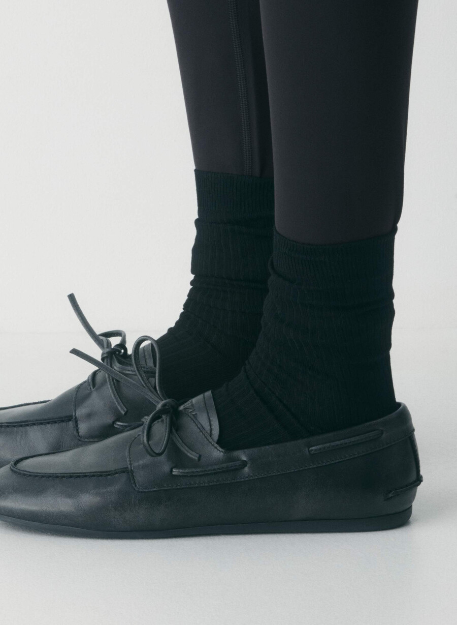 sperry x aritzia slim bootsschuh – glattleder used-look schwarz