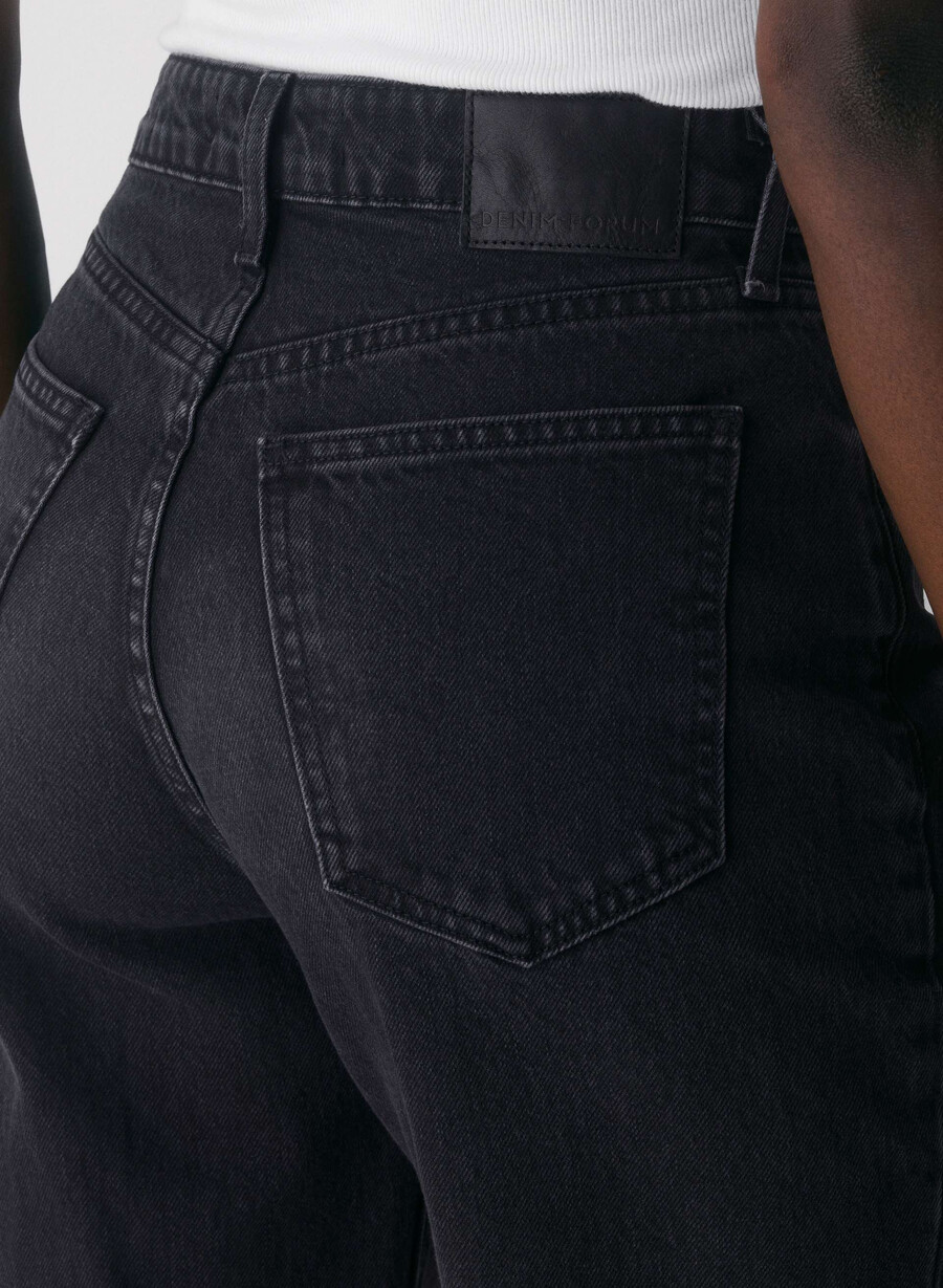 denim forum die farrah curve-fit hi-rise wide jeans schwarzer eyeliner