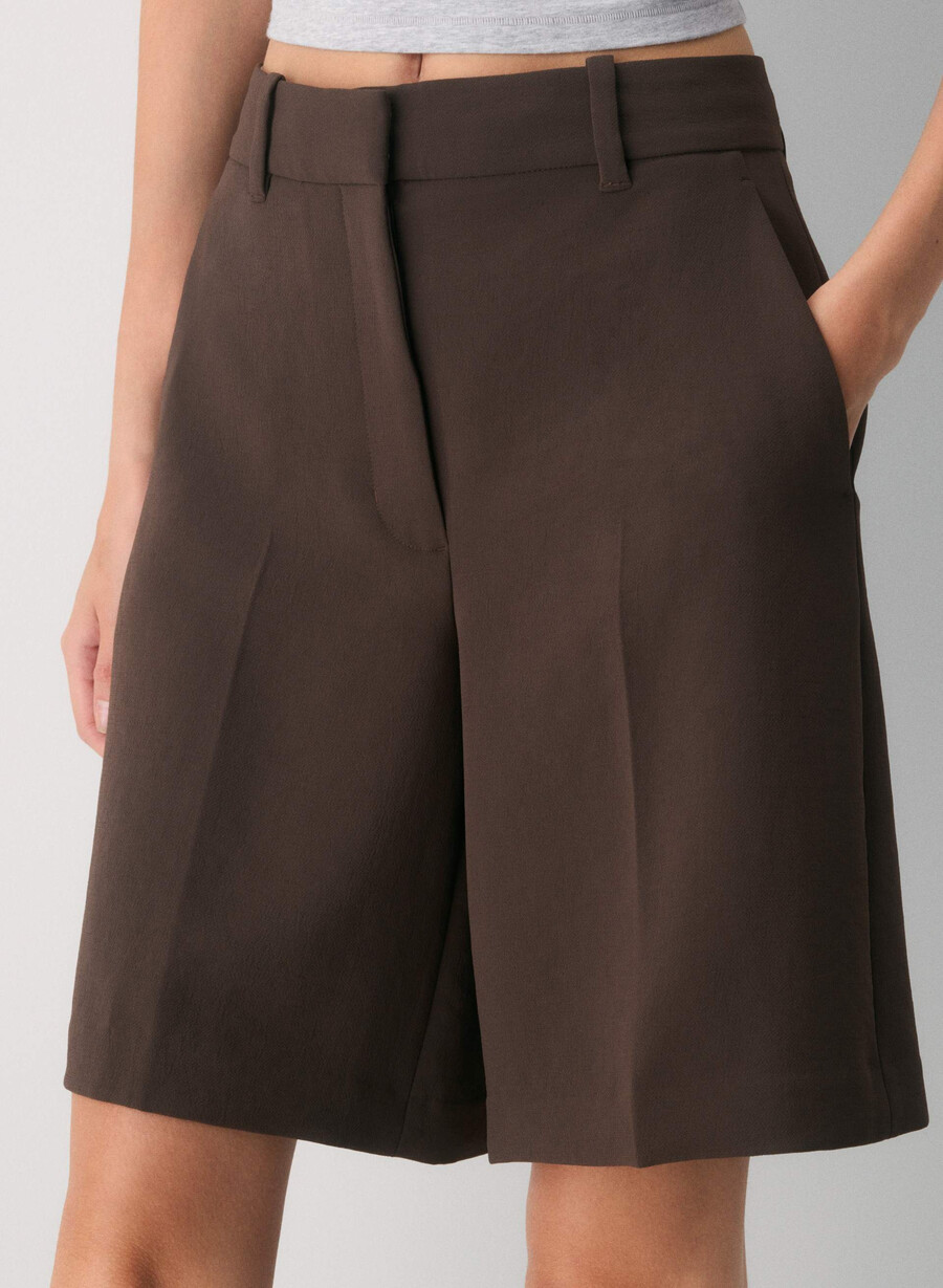 dossier short black