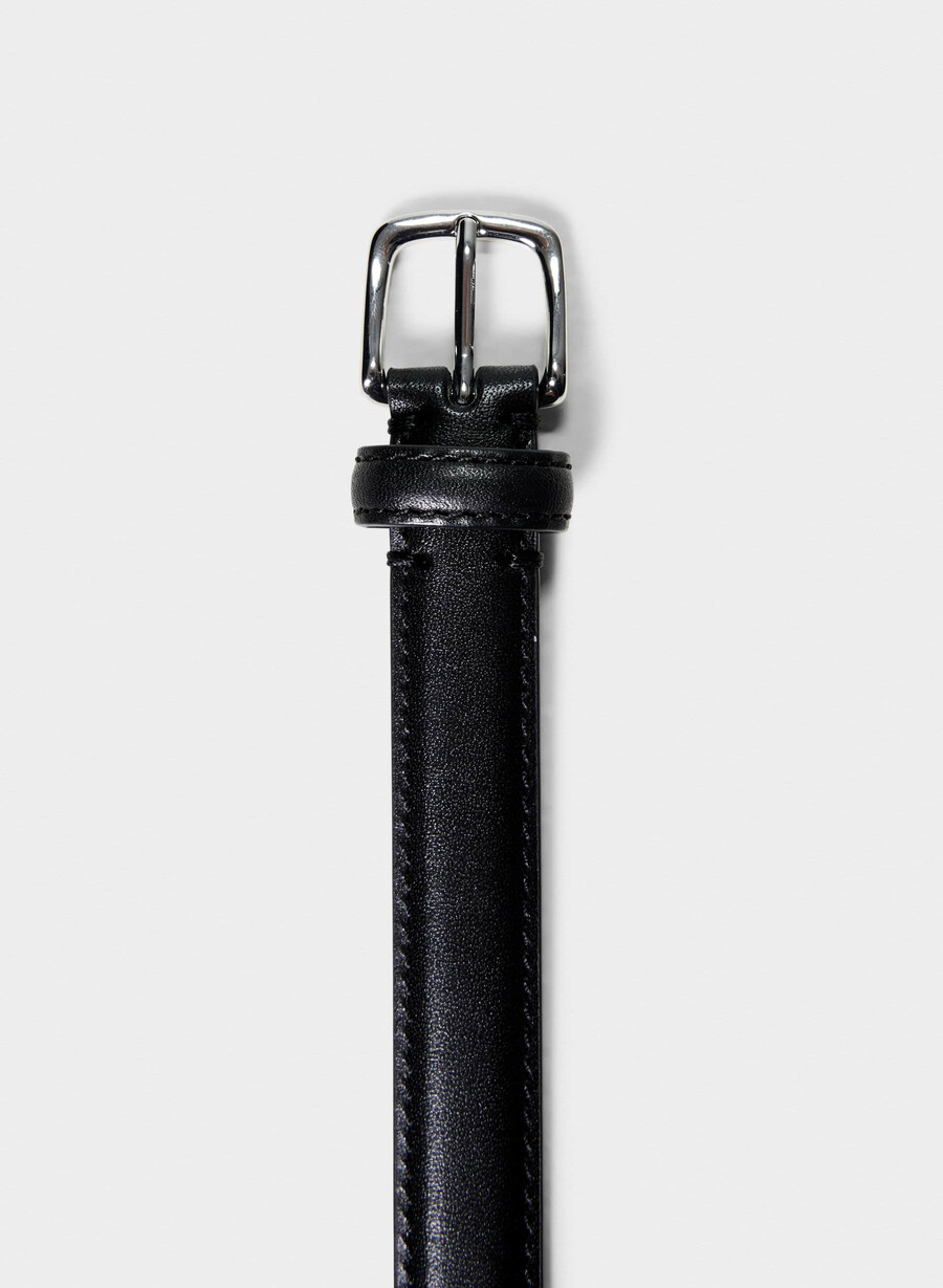 essential schmaler gürtel aus massivem messing und leder schwarzsilber