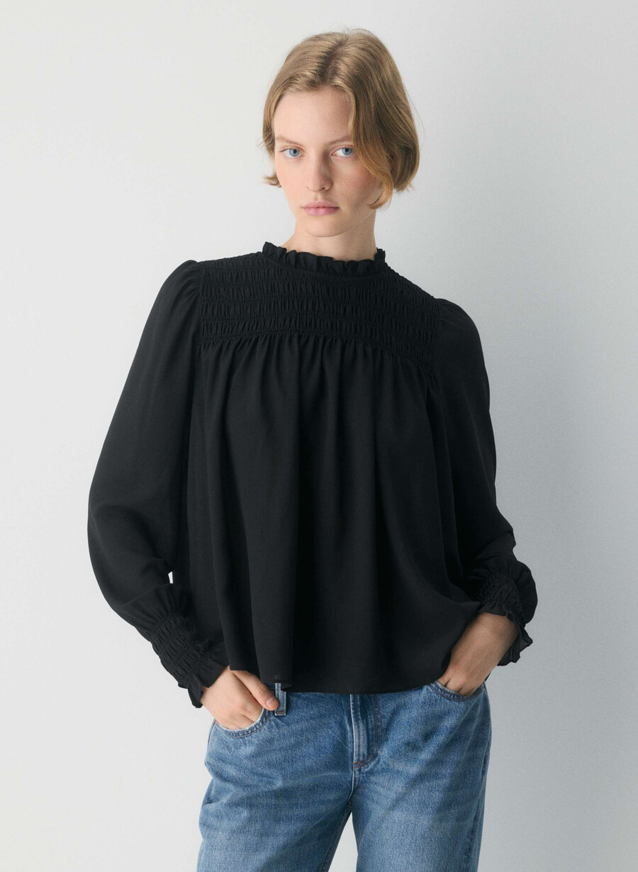 bluse aus schwarzem stoff