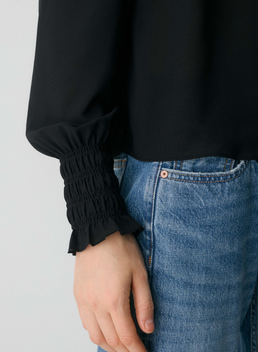 bluse aus schwarzem stoff