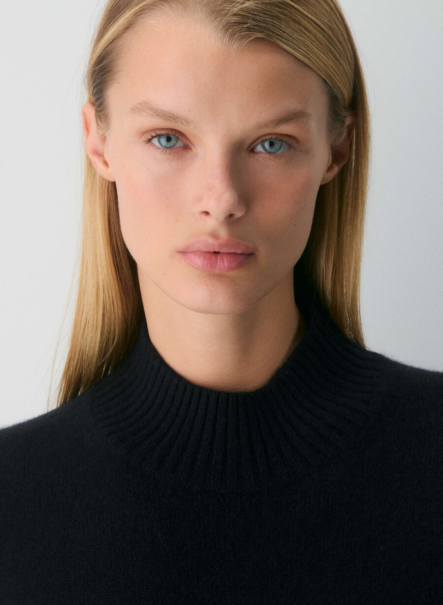 essential cashmere shrunken mockneck schwarz