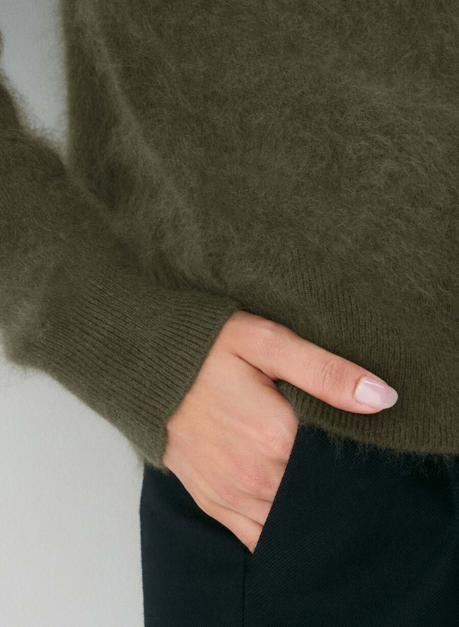gebürsteter kaschmir-cardigan mit lockerem rundhalsausschnitt dunkeloliv