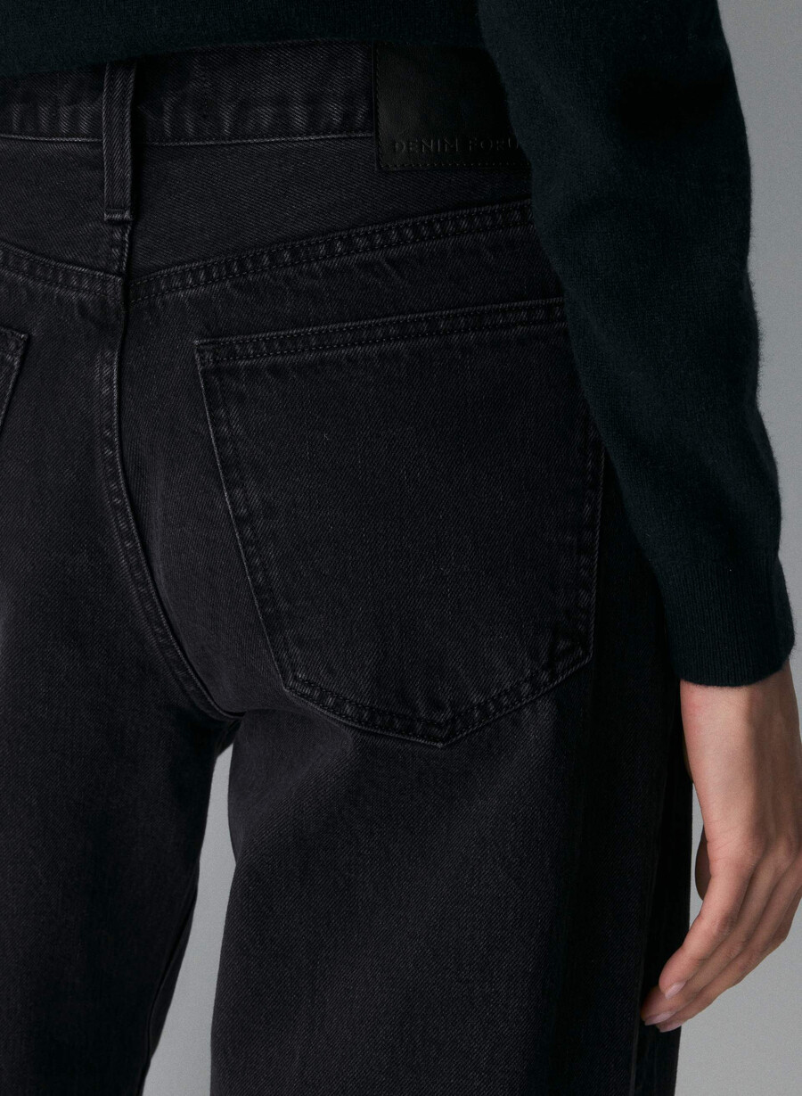 denim forum vintage-jeans der 90er mit niedrigem bund und umschlag schwarzer eyeliner