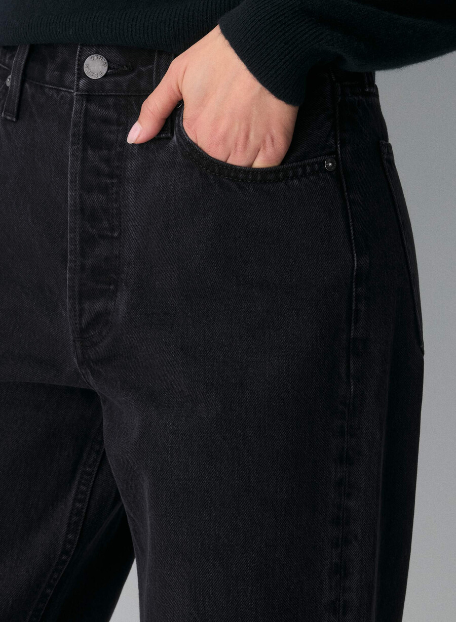 denim forum vintage-jeans der 90er mit niedrigem bund und umschlag schwarzer eyeliner
