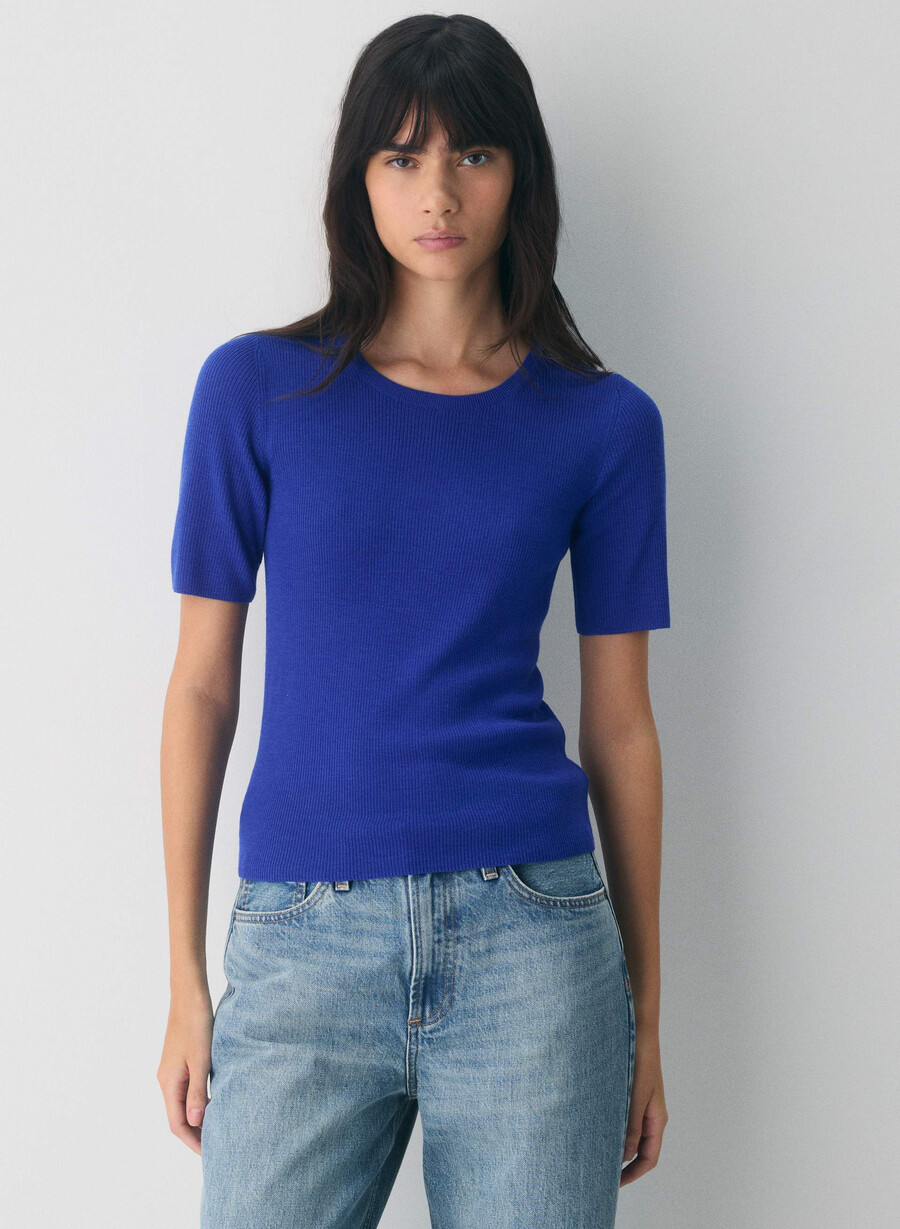 feiner merinowollpullover von foundry in flammenblau