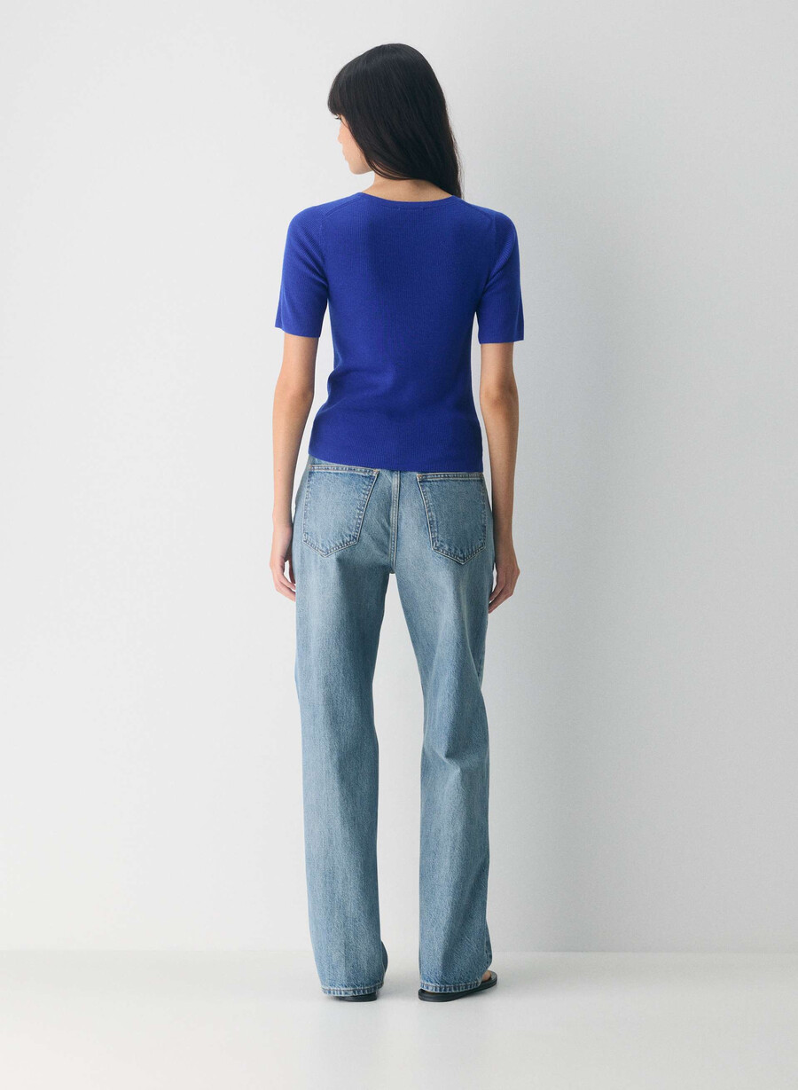 feiner merinowollpullover von foundry in flammenblau