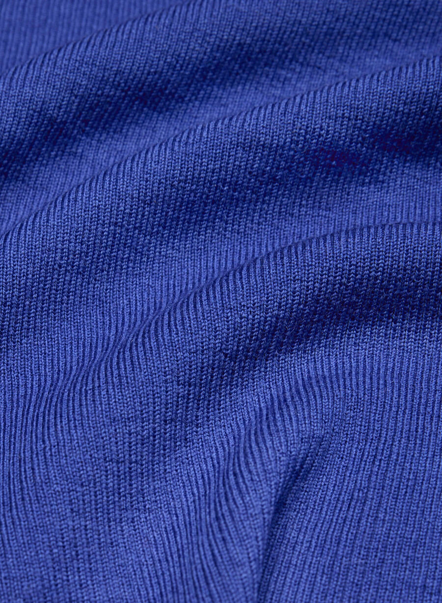 feiner merinowollpullover von foundry in flammenblau