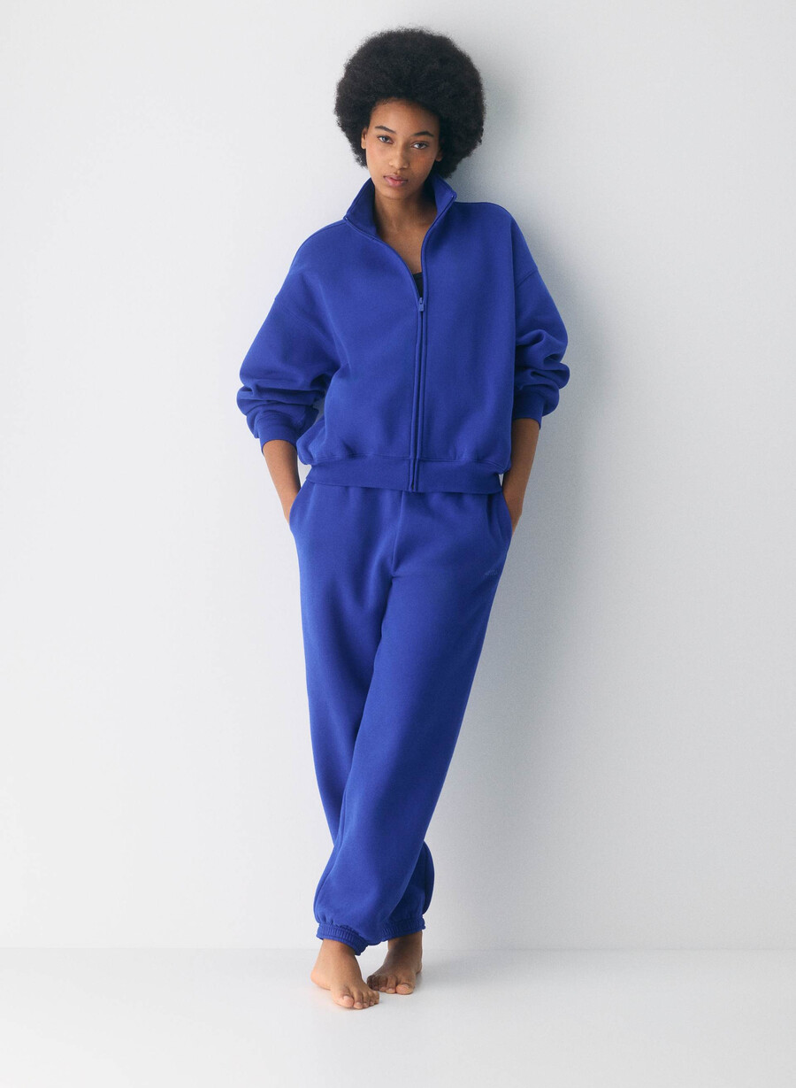kuscheliger fleece-pullover mit großem reißverschluss in leuchtendem blau