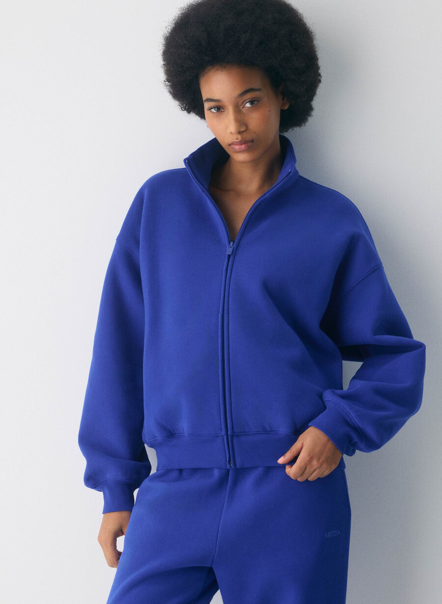 kuscheliger fleece-pullover mit großem reißverschluss in leuchtendem blau