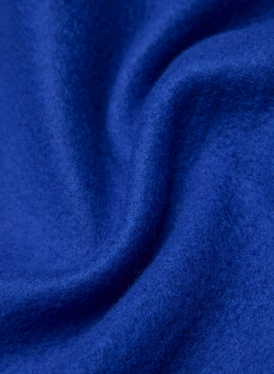 kuscheliger fleece-pullover mit großem reißverschluss in leuchtendem blau