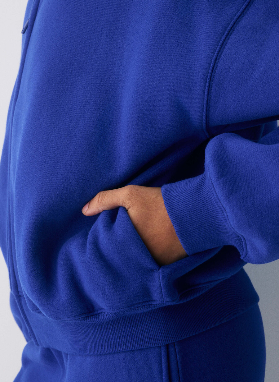 kuscheliger fleece-pullover mit großem reißverschluss in leuchtendem blau