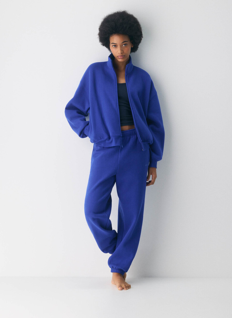 kuscheliger fleece-pullover mit großem reißverschluss in leuchtendem blau