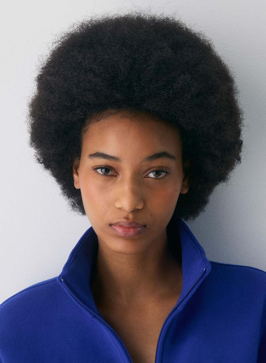 kuscheliger fleece-pullover mit großem reißverschluss in leuchtendem blau