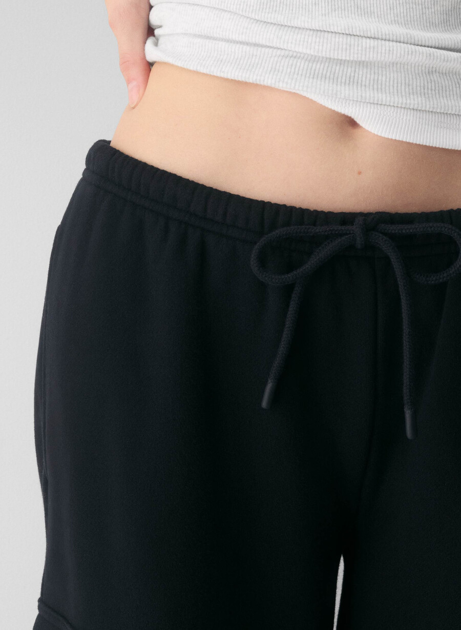 gemütliche fleece-sweatpants mit mega-cargo-effekt schwarz