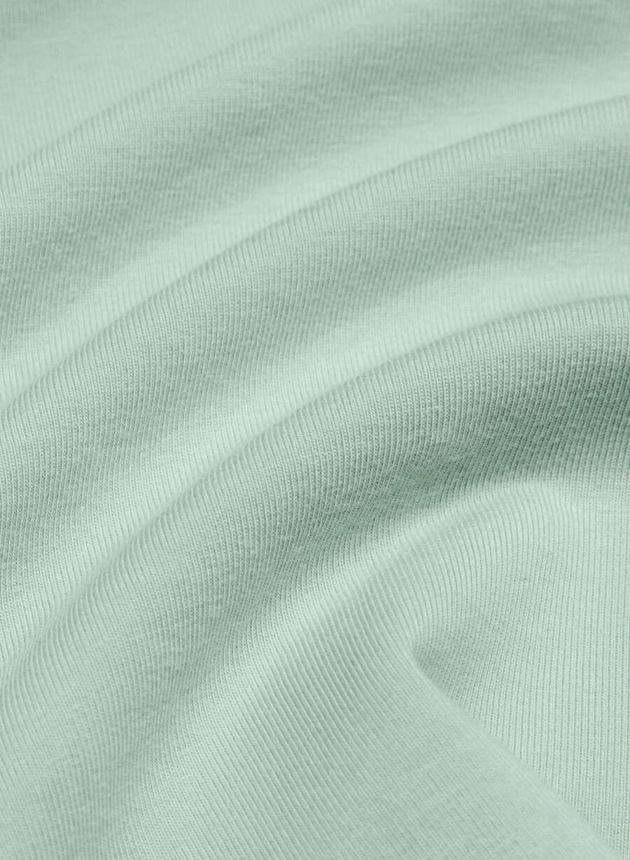 lässiges figurbetontes haltertop in der farbe terrace salbei