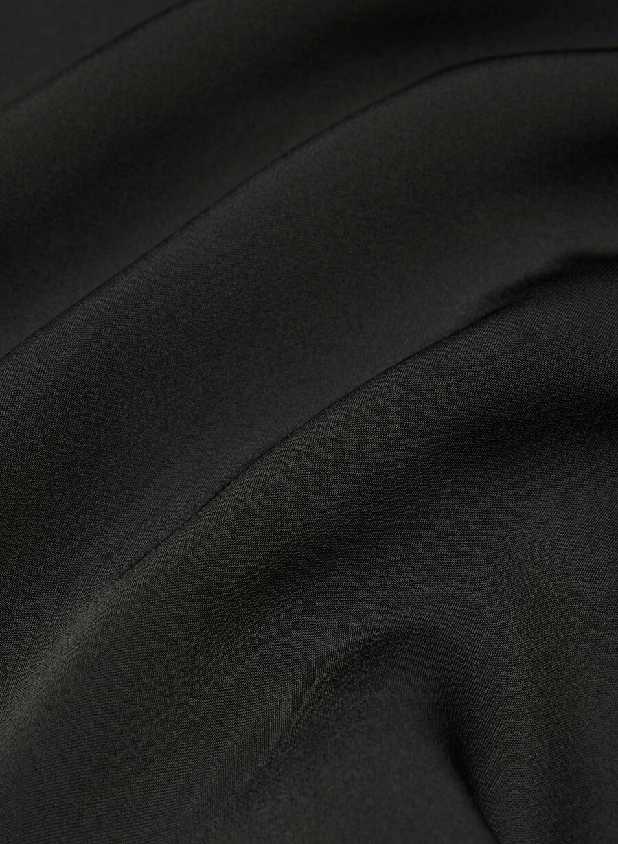 geständnis-satinkleid schwarz