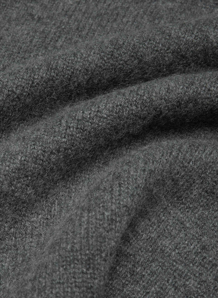 plüschiger kaschmir-polopullover in Übergröße meliert in anthrazit