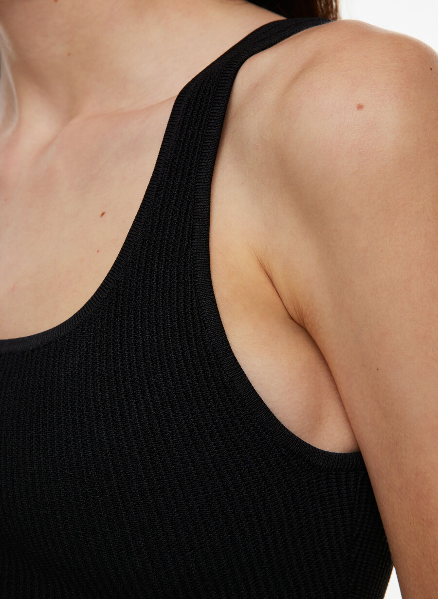 schwarzes kurzes tanktop mit eckigem ausschnitt und strickmuster