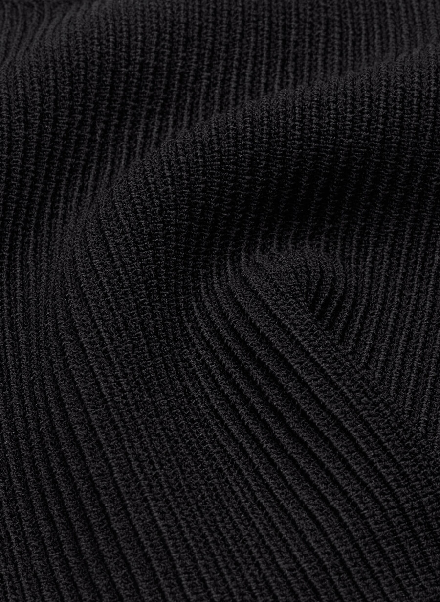 schwarzes kurzes tanktop mit eckigem ausschnitt und strickmuster