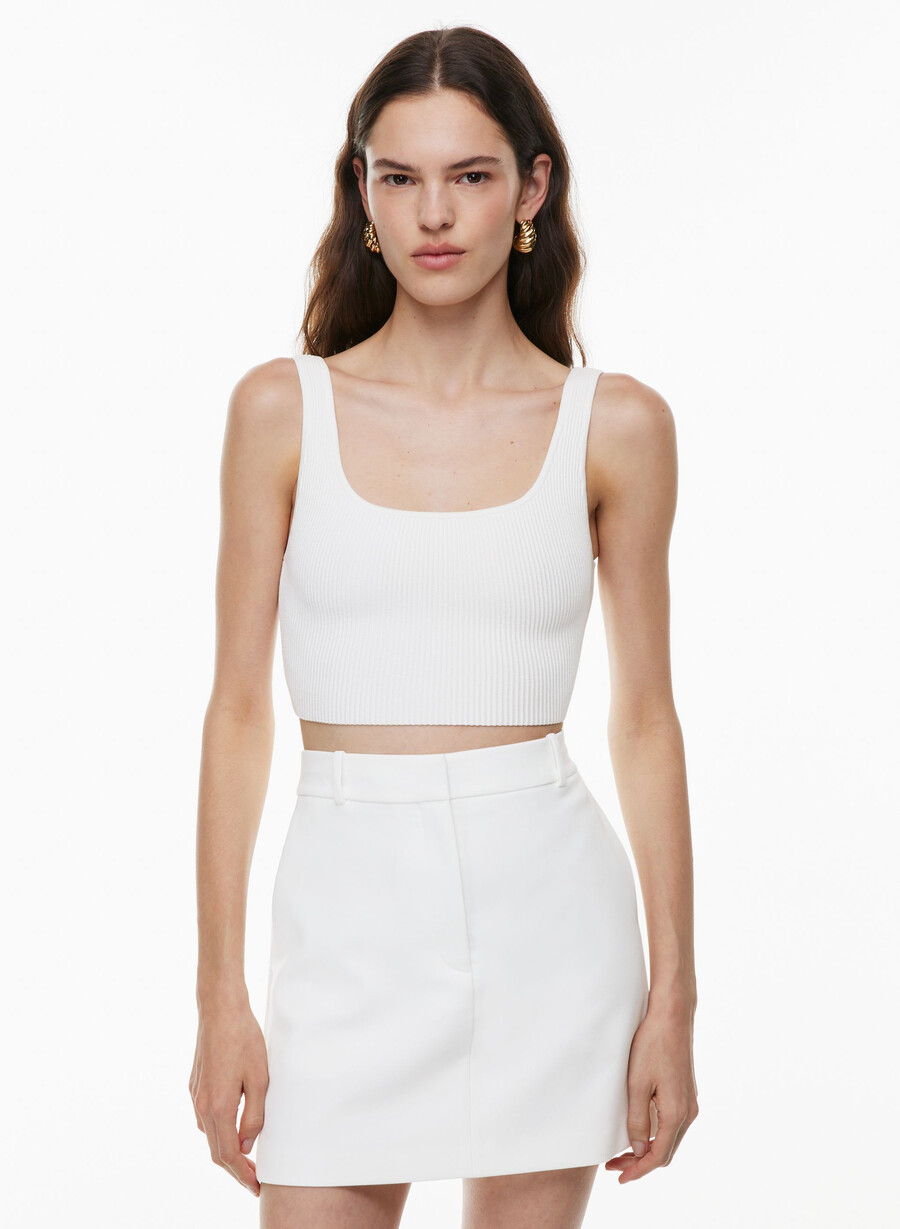 kurzes tanktop mit eckigem ausschnitt geformt aus strick weiss