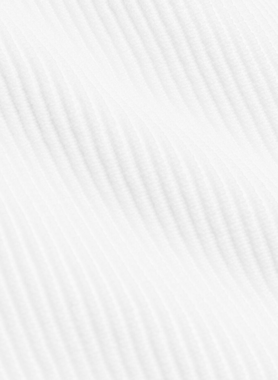 kurzes tanktop mit eckigem ausschnitt geformt aus strick weiss