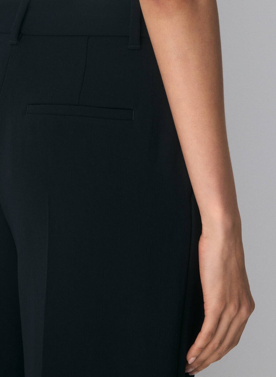 die effortless pant cropped - crepette schwarz
